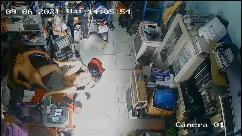 Bà xã chồng vụng trộm trong của cò máy tính