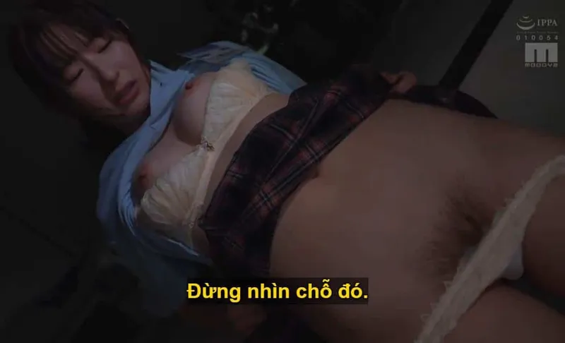 Ông sếp lập mưu "xxx" ả nhân viên kiêu căng lười nhác, suốt ngày chỉ chăm chăm chat chit với người yêu.